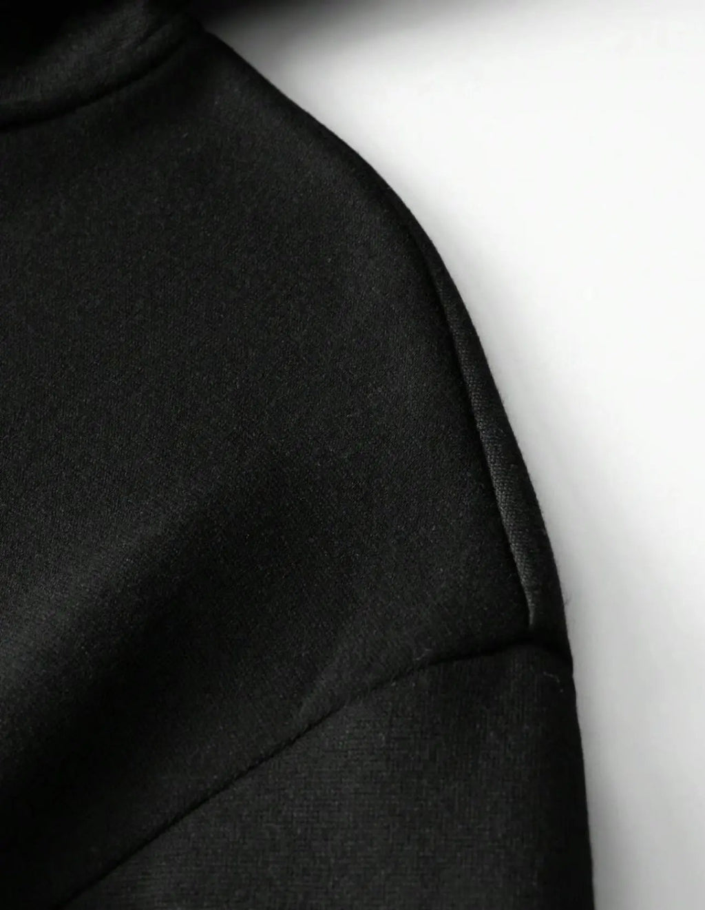 Pull à capuche noir avec masque intégré souluce