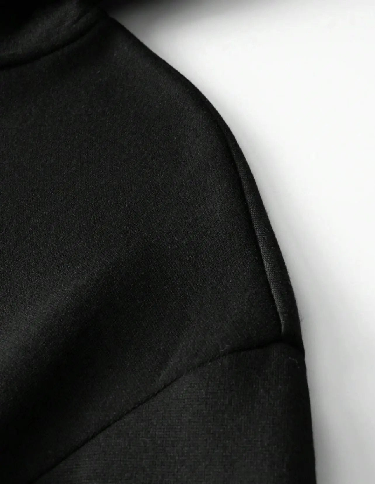 Pull à capuche noir avec masque intégré souluce